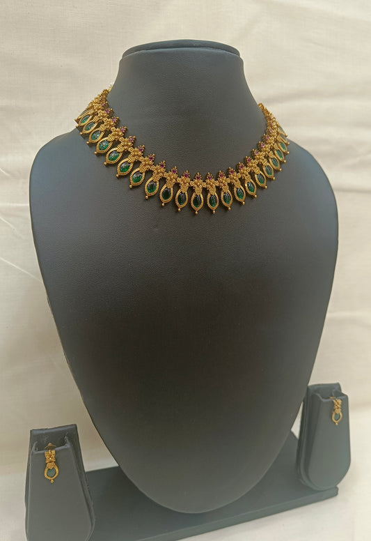 👑 Antique Gold-Plated Choker Necklace Set with Green & Ruby Stones 👑