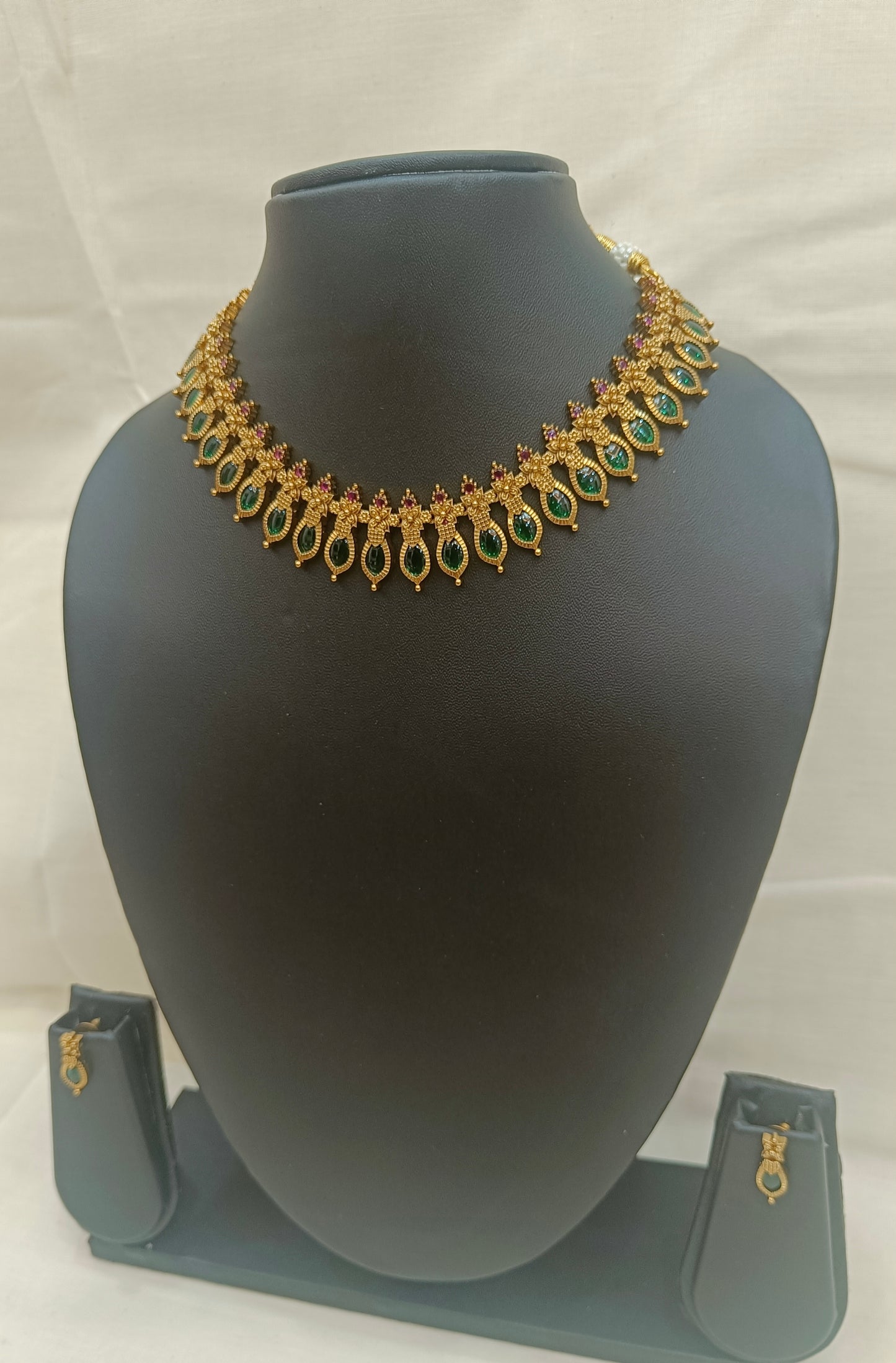 👑 Antique Gold-Plated Choker Necklace Set with Green & Ruby Stones 👑
