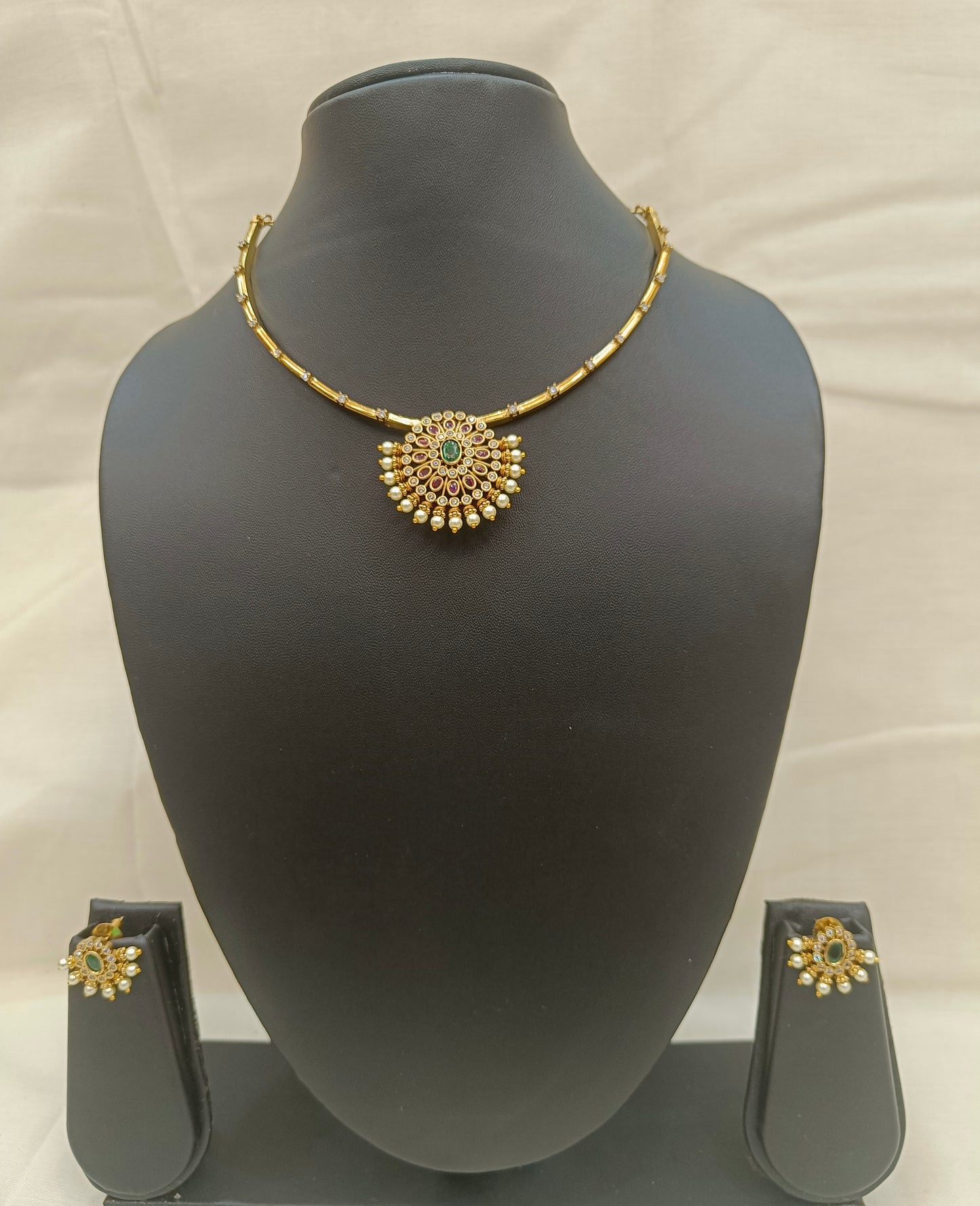 ✨ Antique Gold Short Necklace Set with Floral Pendant & Pearl Drops ✨