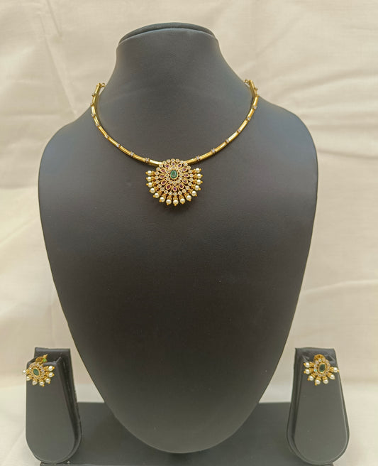 ✨ Antique Gold Short Necklace Set with Floral Pendant & Pearl Drops ✨