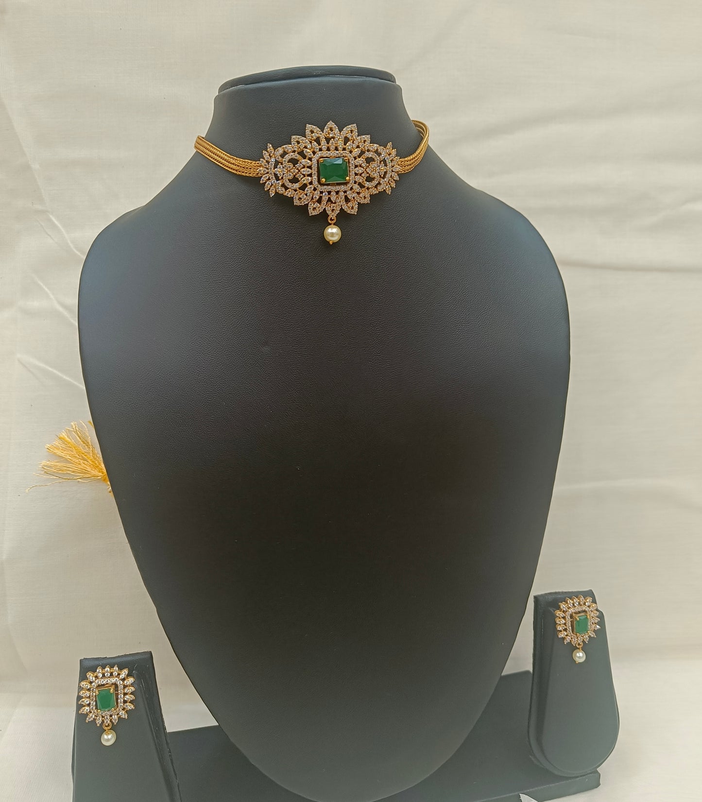 ✨ Elegant Green Stone Choker with Matching Earrings ✨